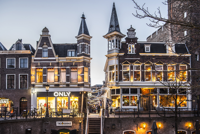 909032 Gezicht op de panden Oudegracht 105 (links) en 101-103 (rechts) te Utrecht, met in het midden de Zakkendragerssteeg.
